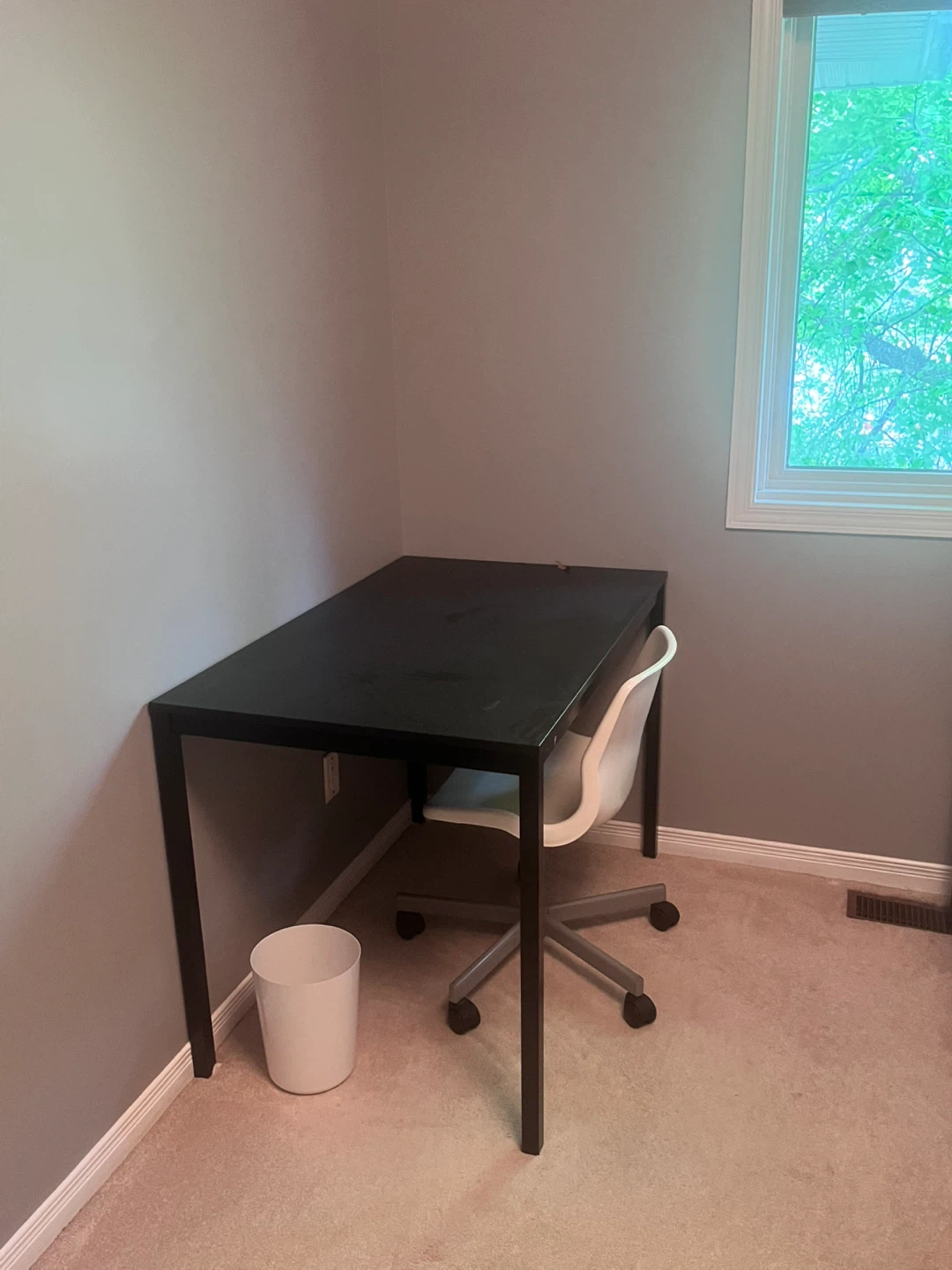 Black Desk & white swivel chair