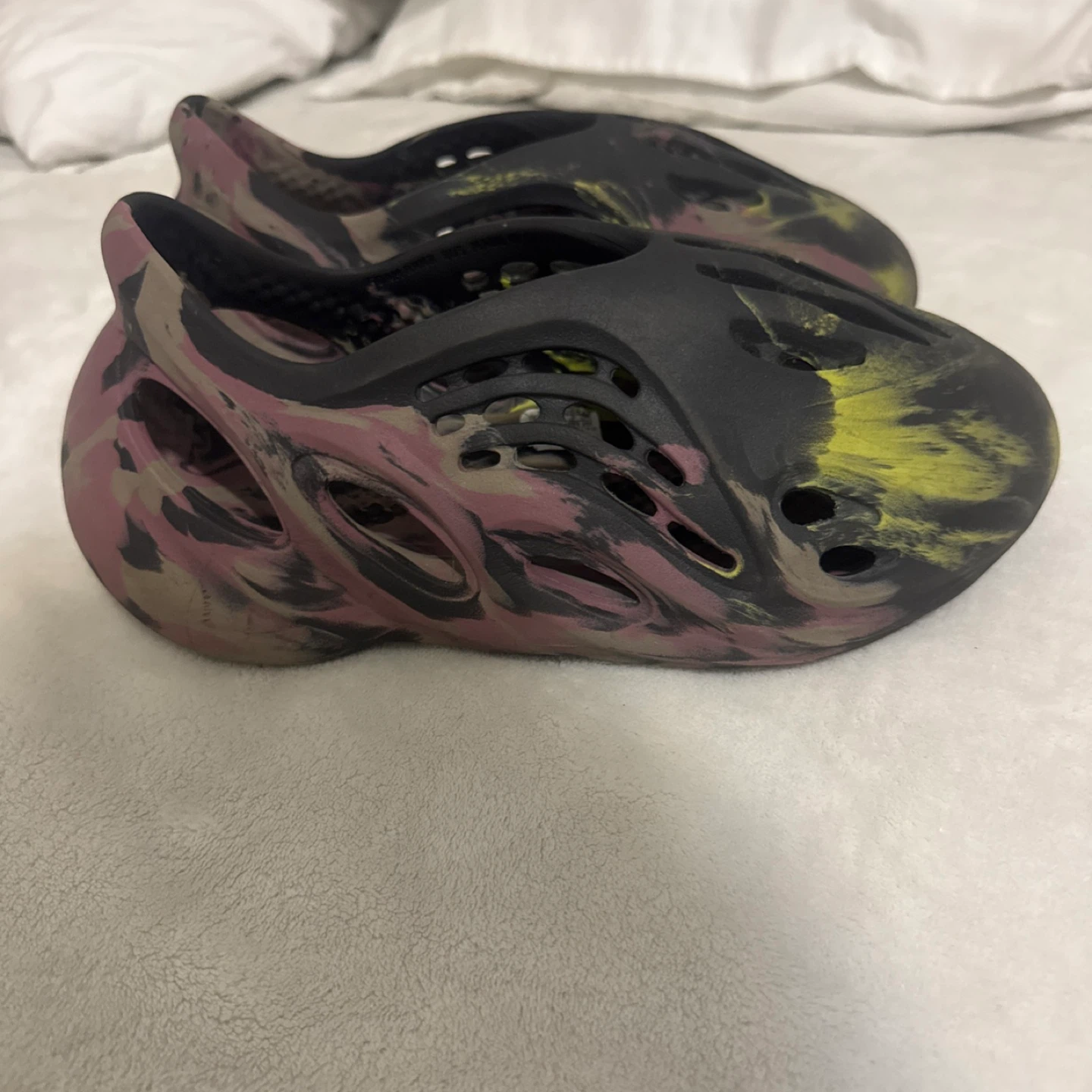 Camouflage Foam Runner Style Clogs - photo 5