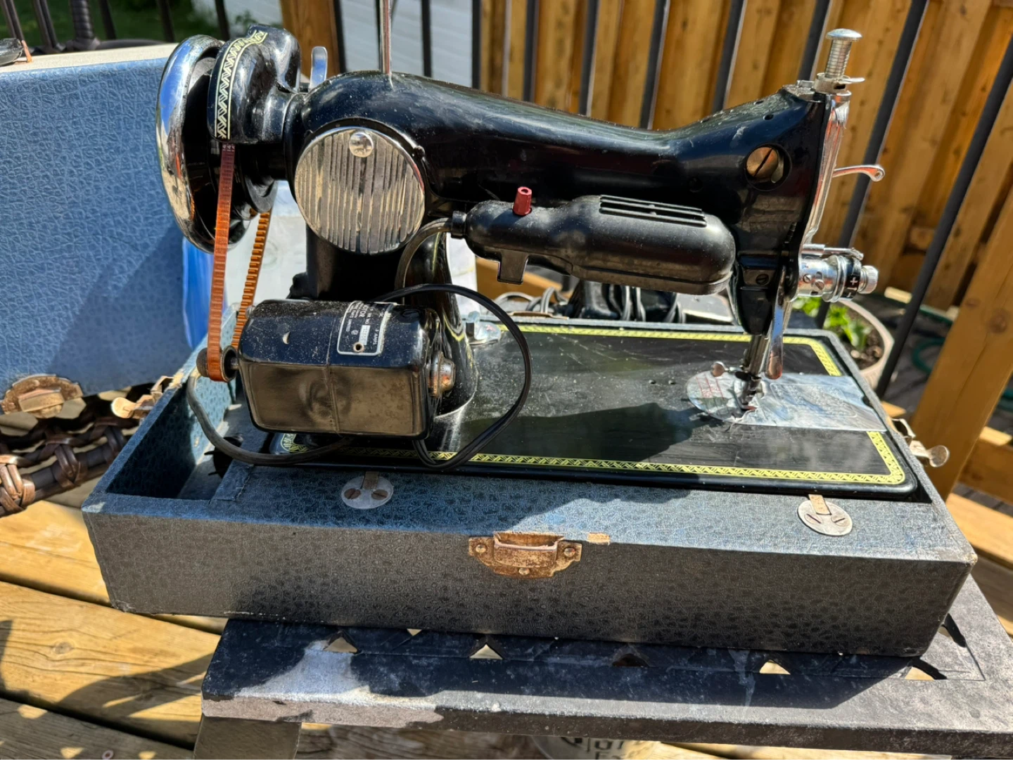 Kenmore Sewing Machine with Case - photo 3