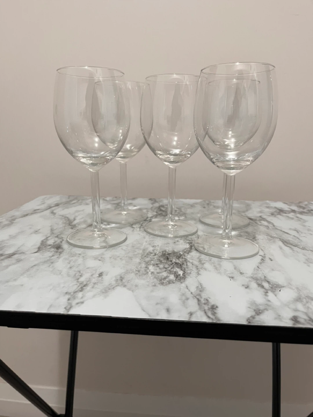 Set of 5 clear wine glasses