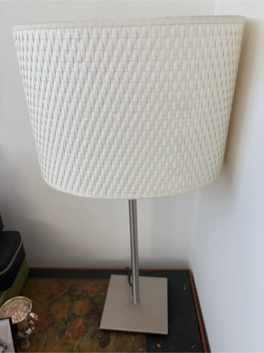 2 White Lamps