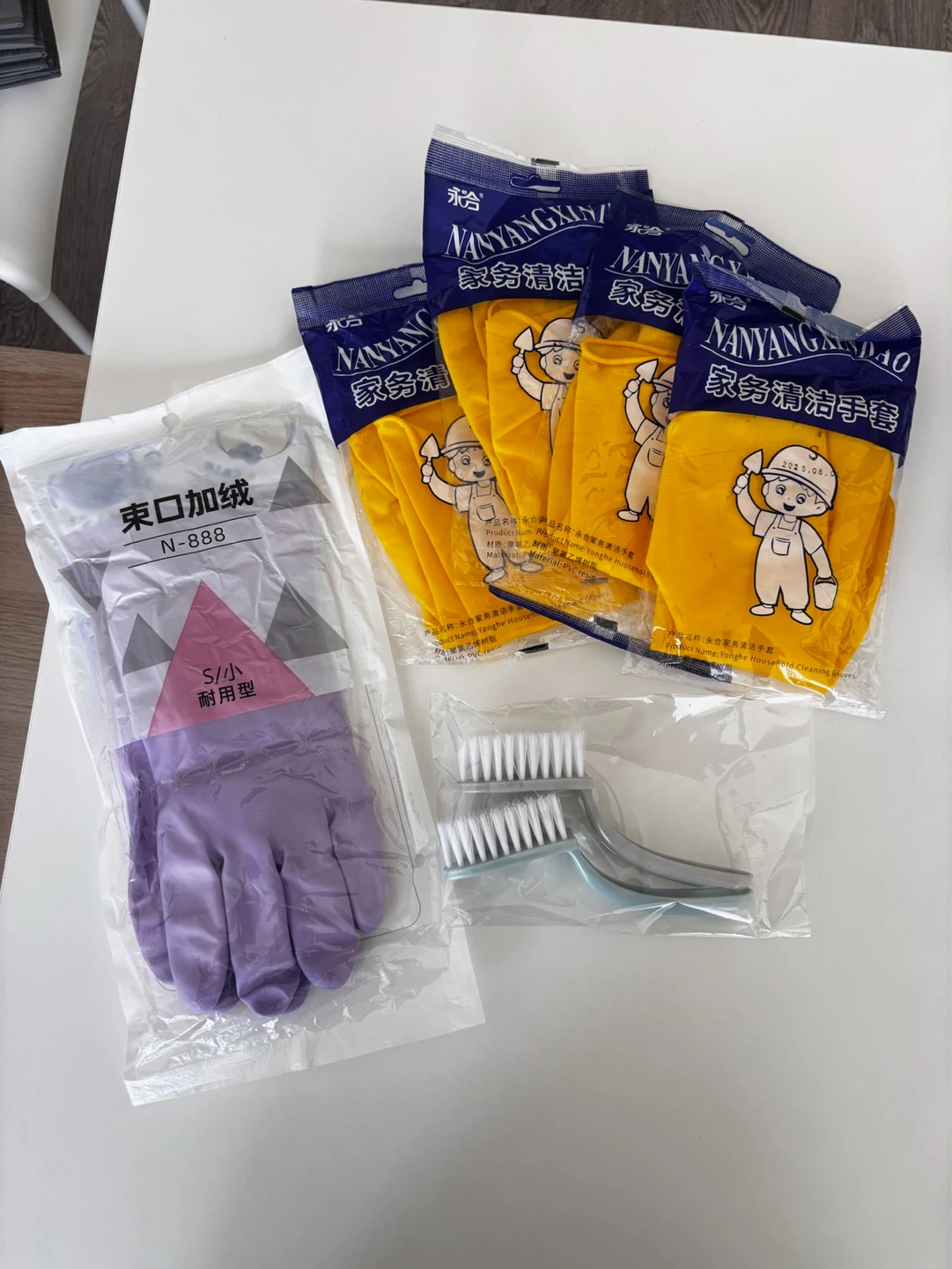 Brand New Household Cleaning Set (5 Pairs Gloves + 2 Brushes)
