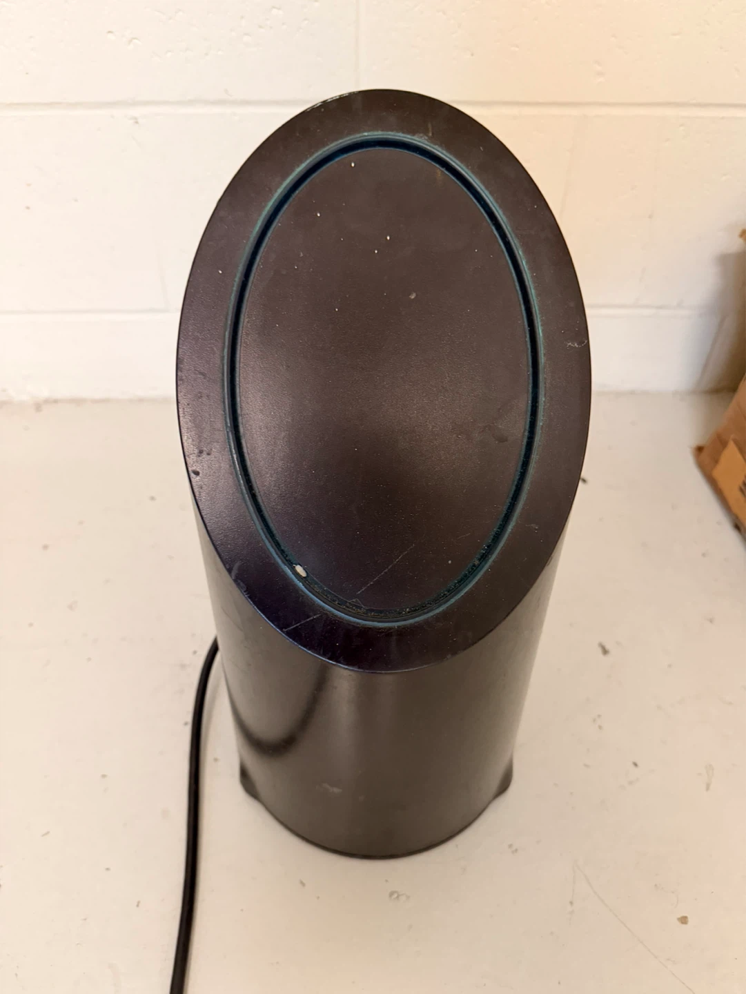 Shaklee Airsource Model 3000 Ionizer / Air Purifier in black.