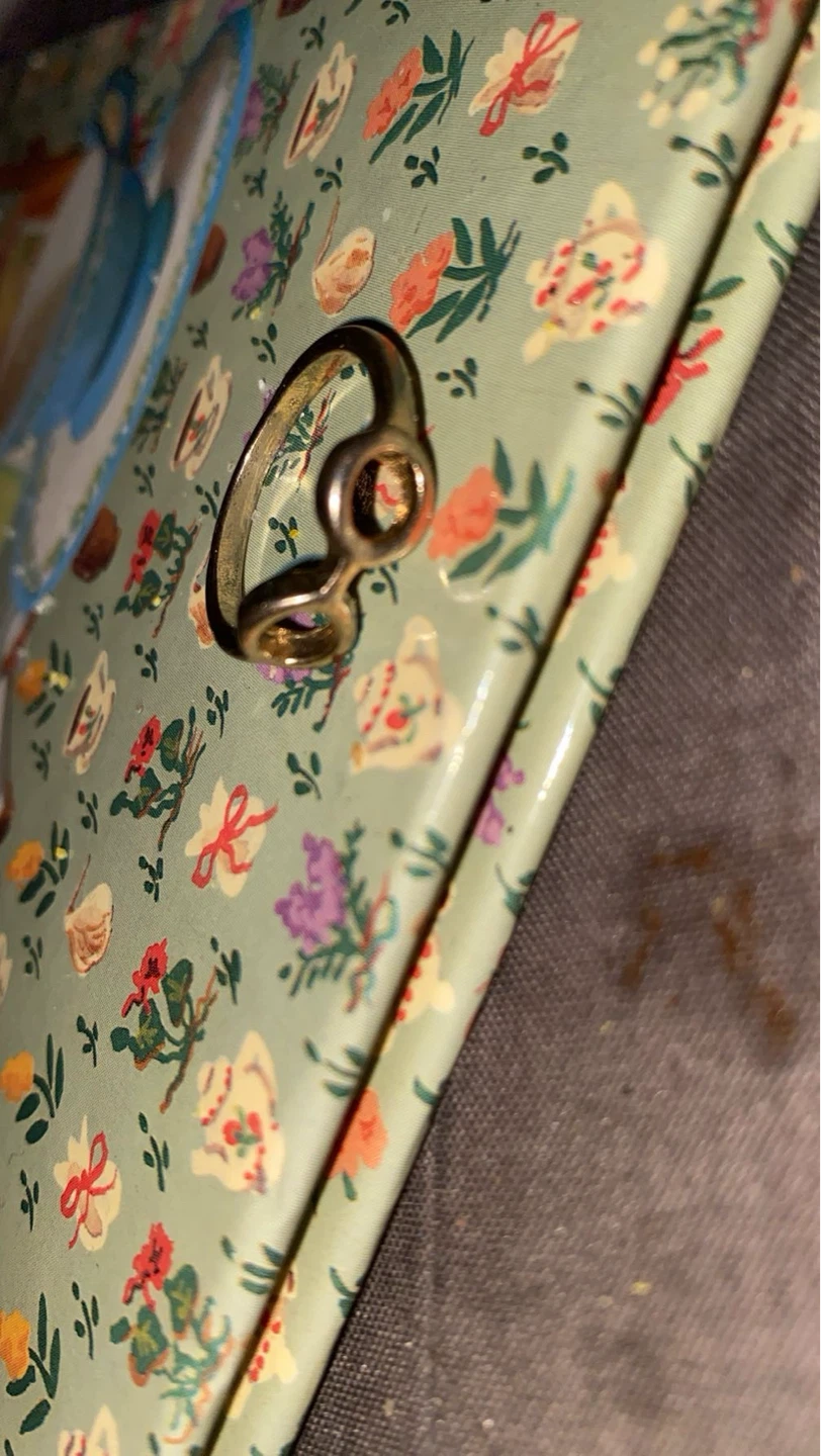 Vintage Floral Tin with Ring
