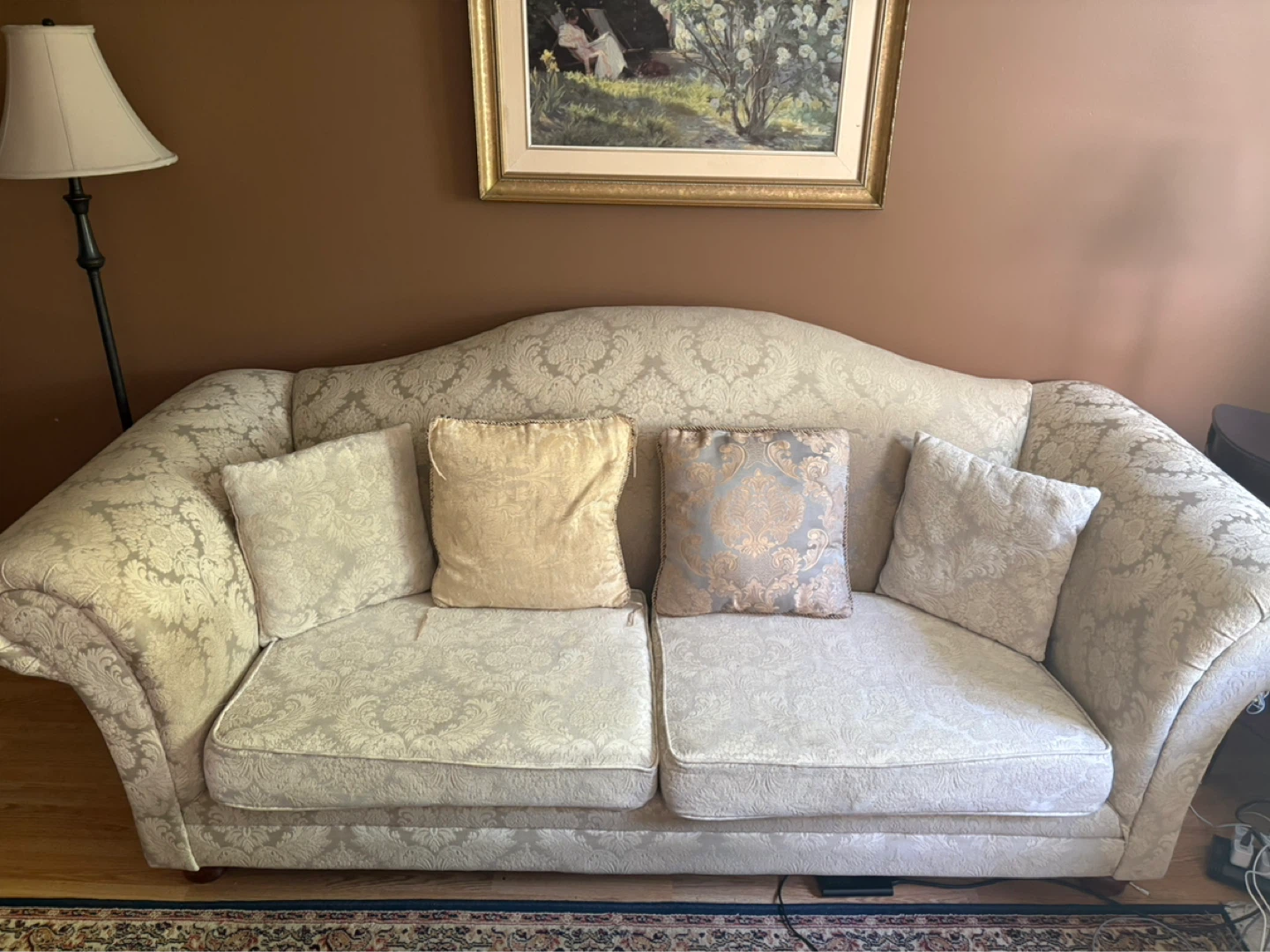 Damask upholstered sofa with two matching cushions - photo 3
