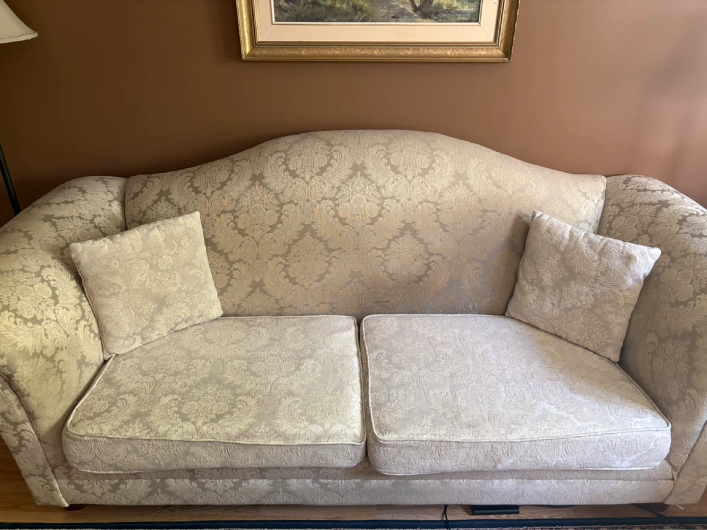 Damask upholstered sofa with two matching cushions - photo 2