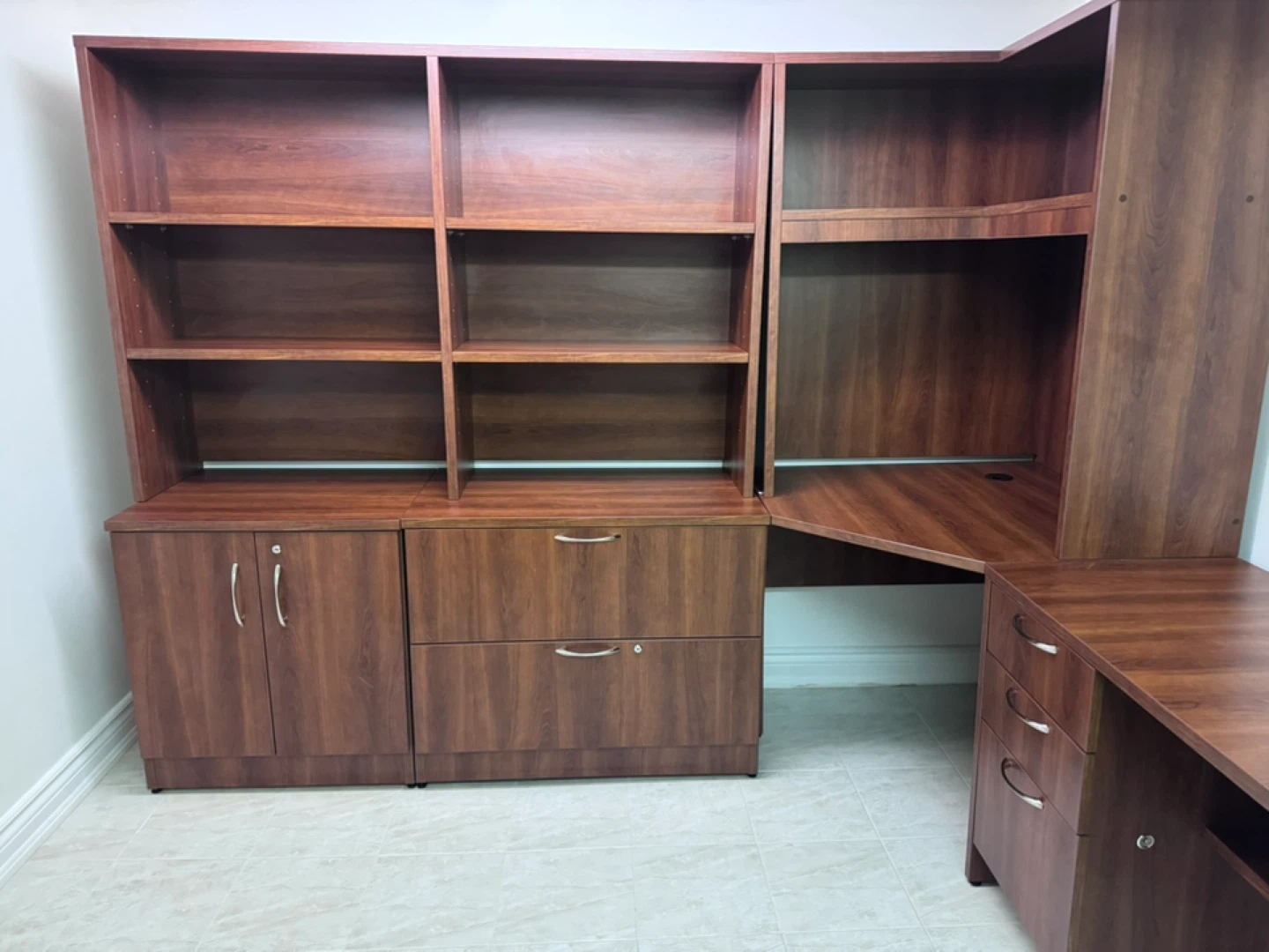 U shaped office workstation