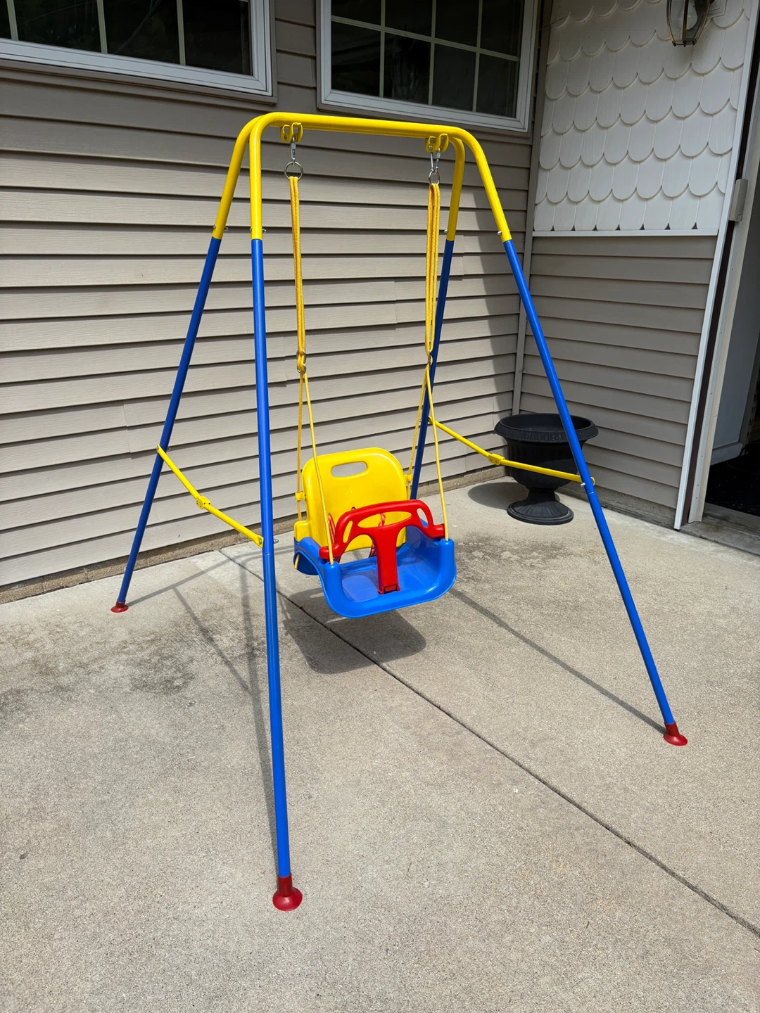 Foldable Portable Swing for Kids / Excellent Condition