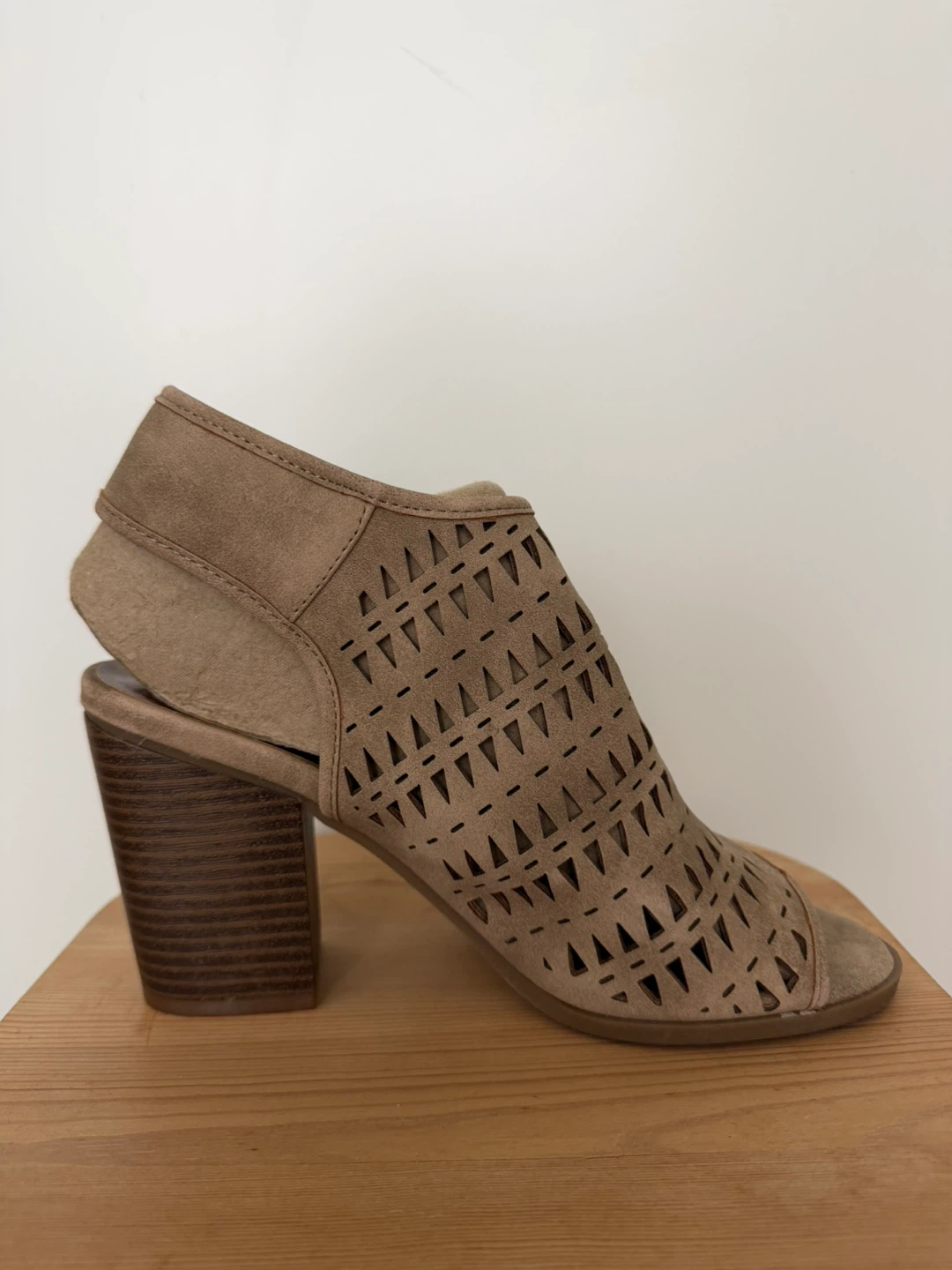 Sandals Women's Beige Cutout Peep-Toe Heels - photo 2
