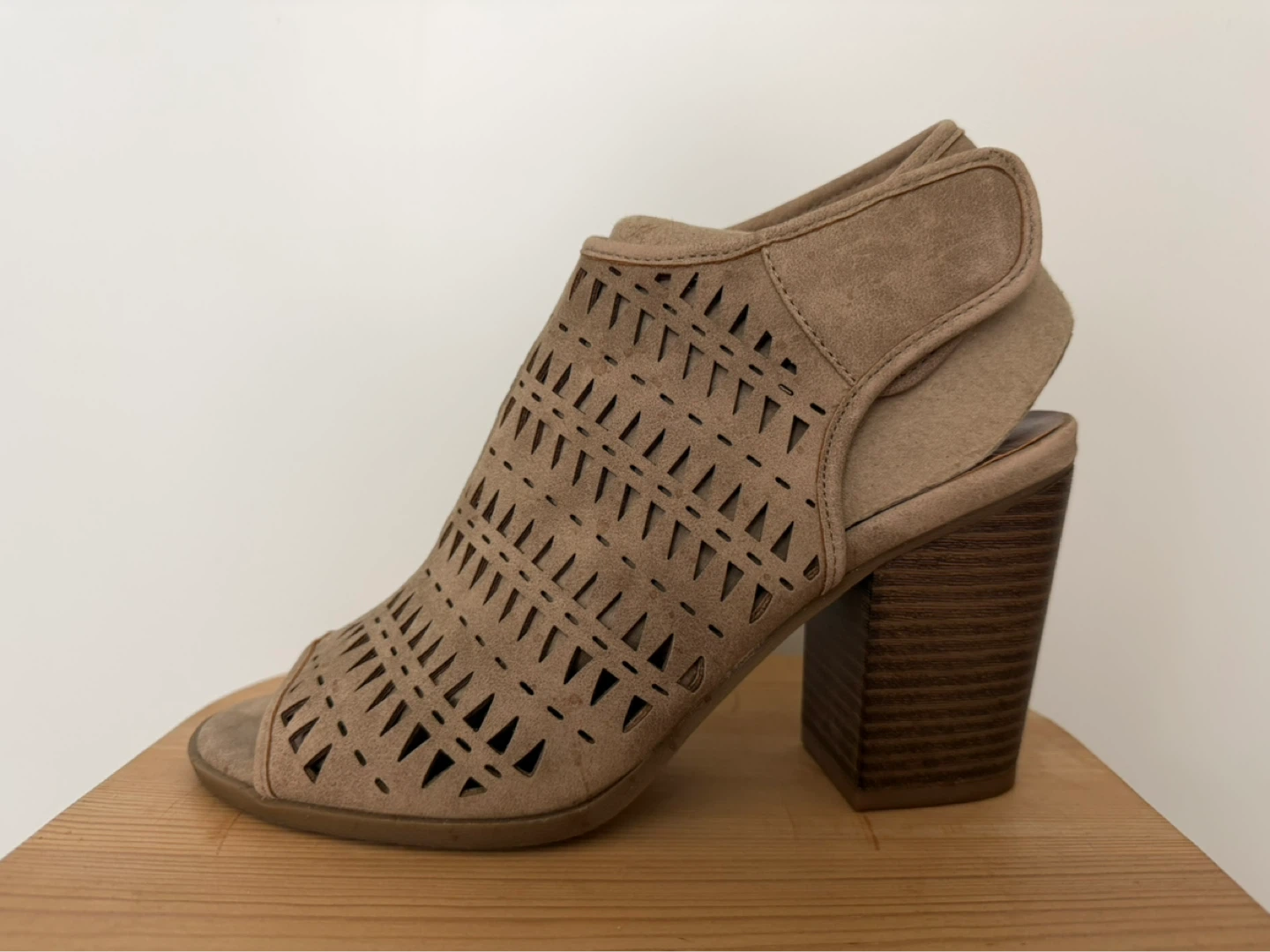 Sandals Women's Beige Cutout Peep-Toe Heels