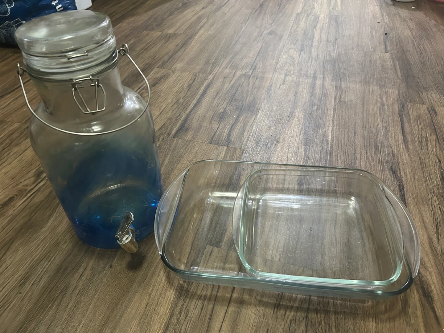 Moveout sale:  Glass Beverage Dispenser and Baking Dish Set - photo 2
