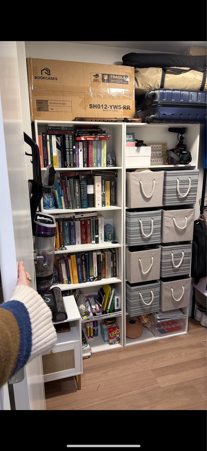 2 white book shelf