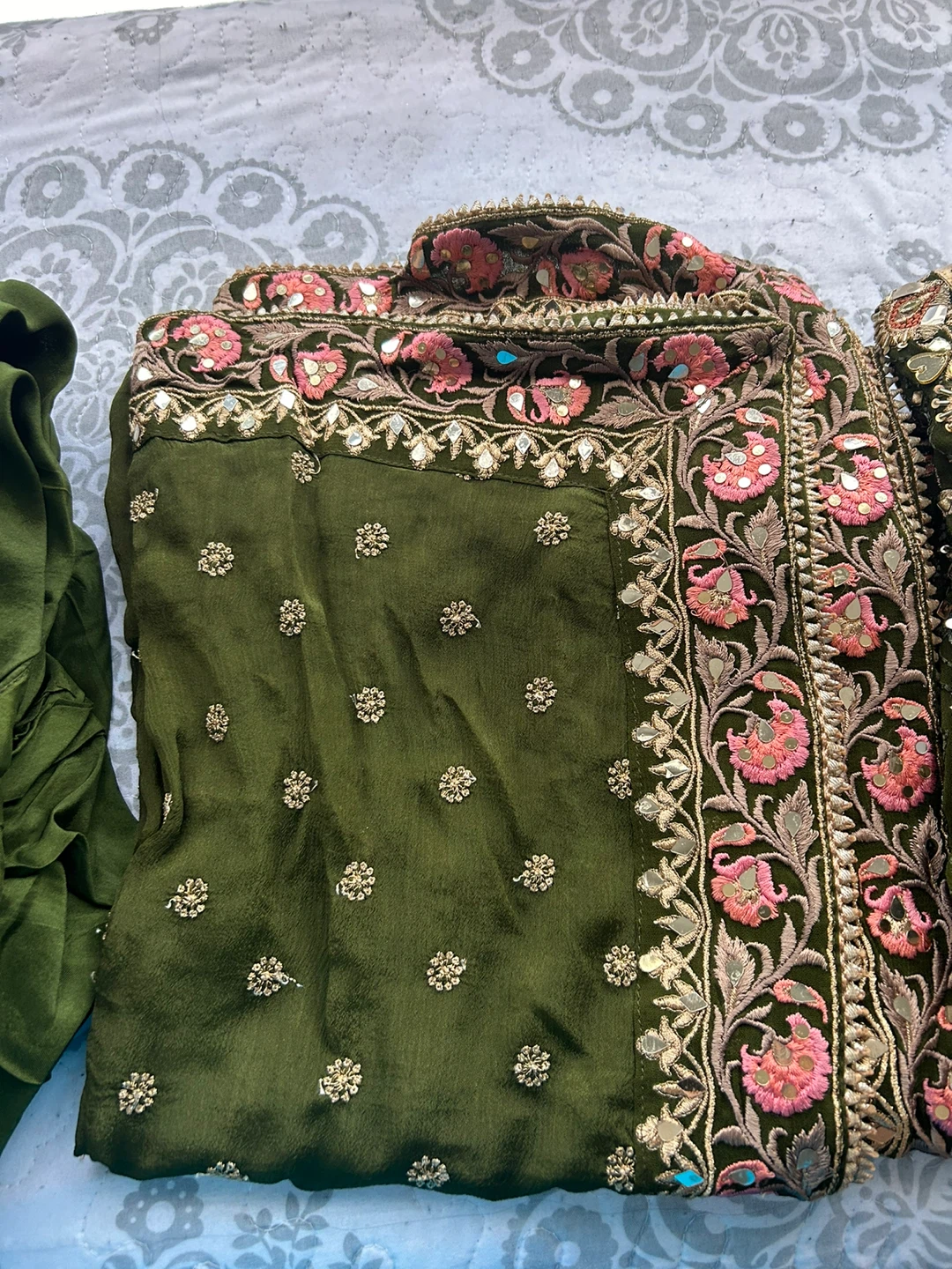 Green Embroidered suit with Dupatta - photo 4