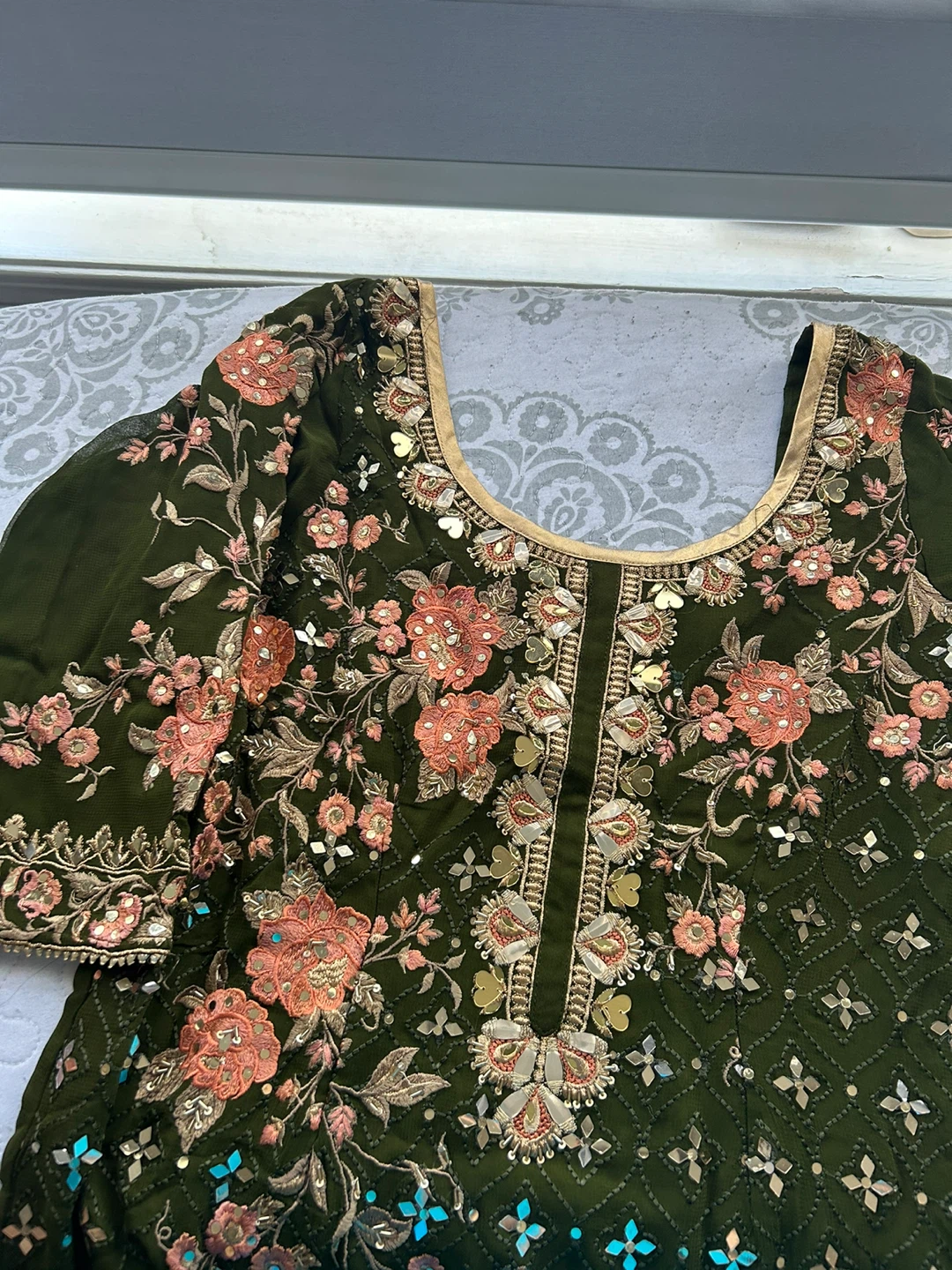 Green Embroidered suit with Dupatta - photo 5