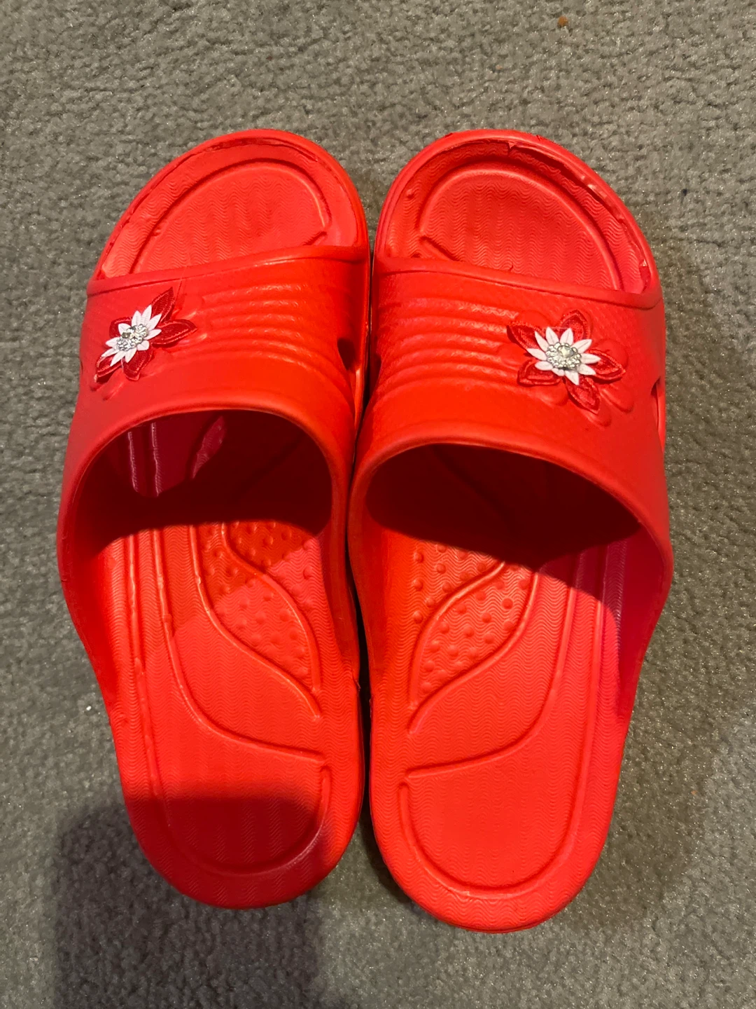 Red Slides with Flower Detail - photo 2