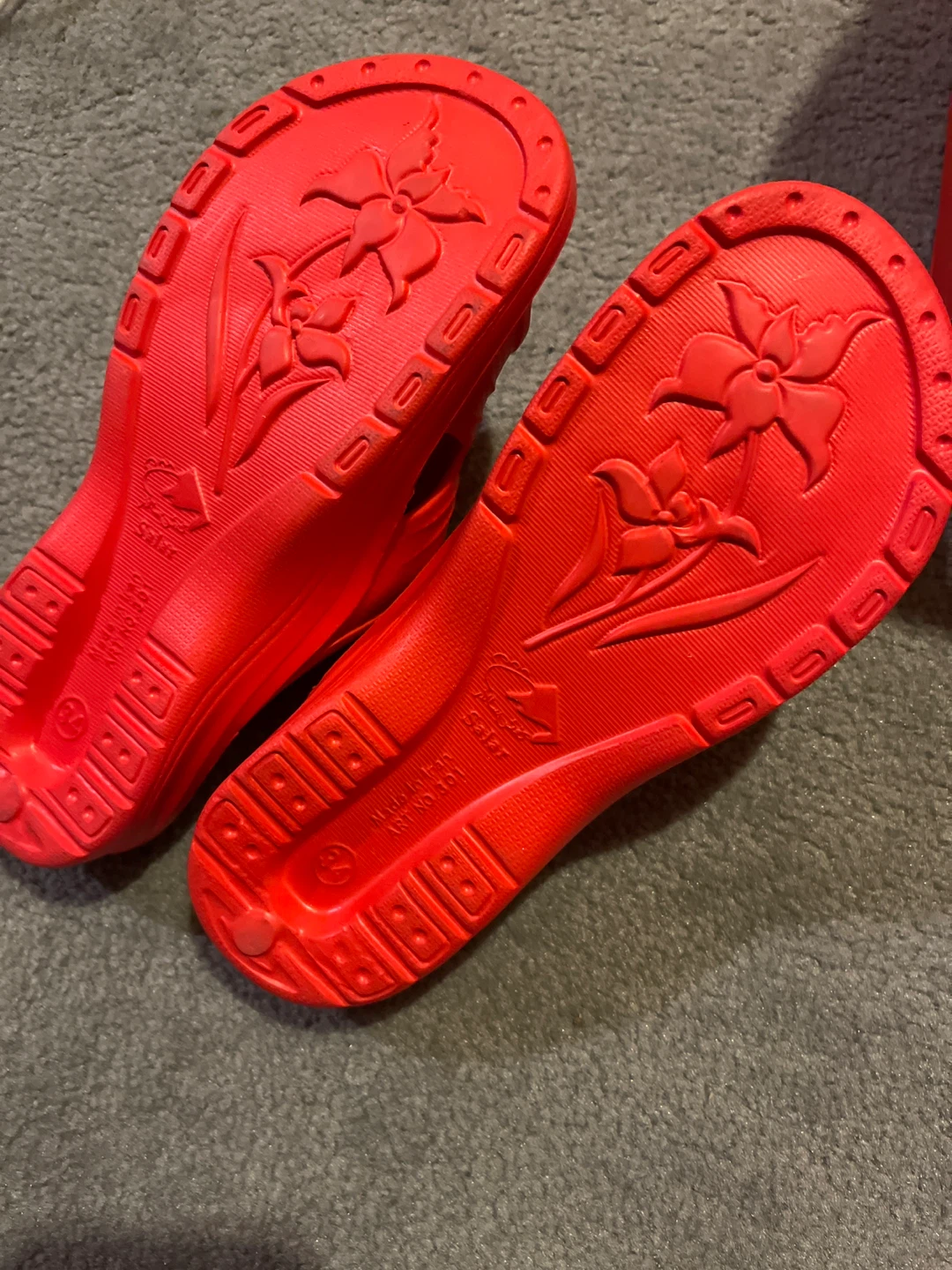 Red Slides with Flower Detail - photo 3