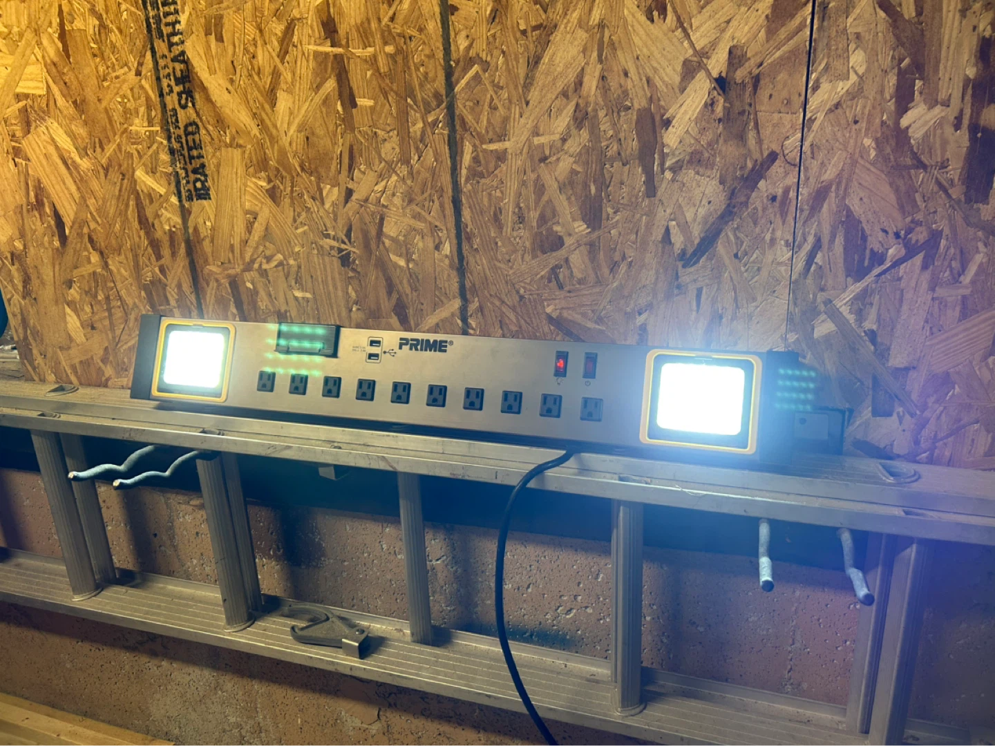 PRIME Power Strip with Dual LED Work Lights - photo 3