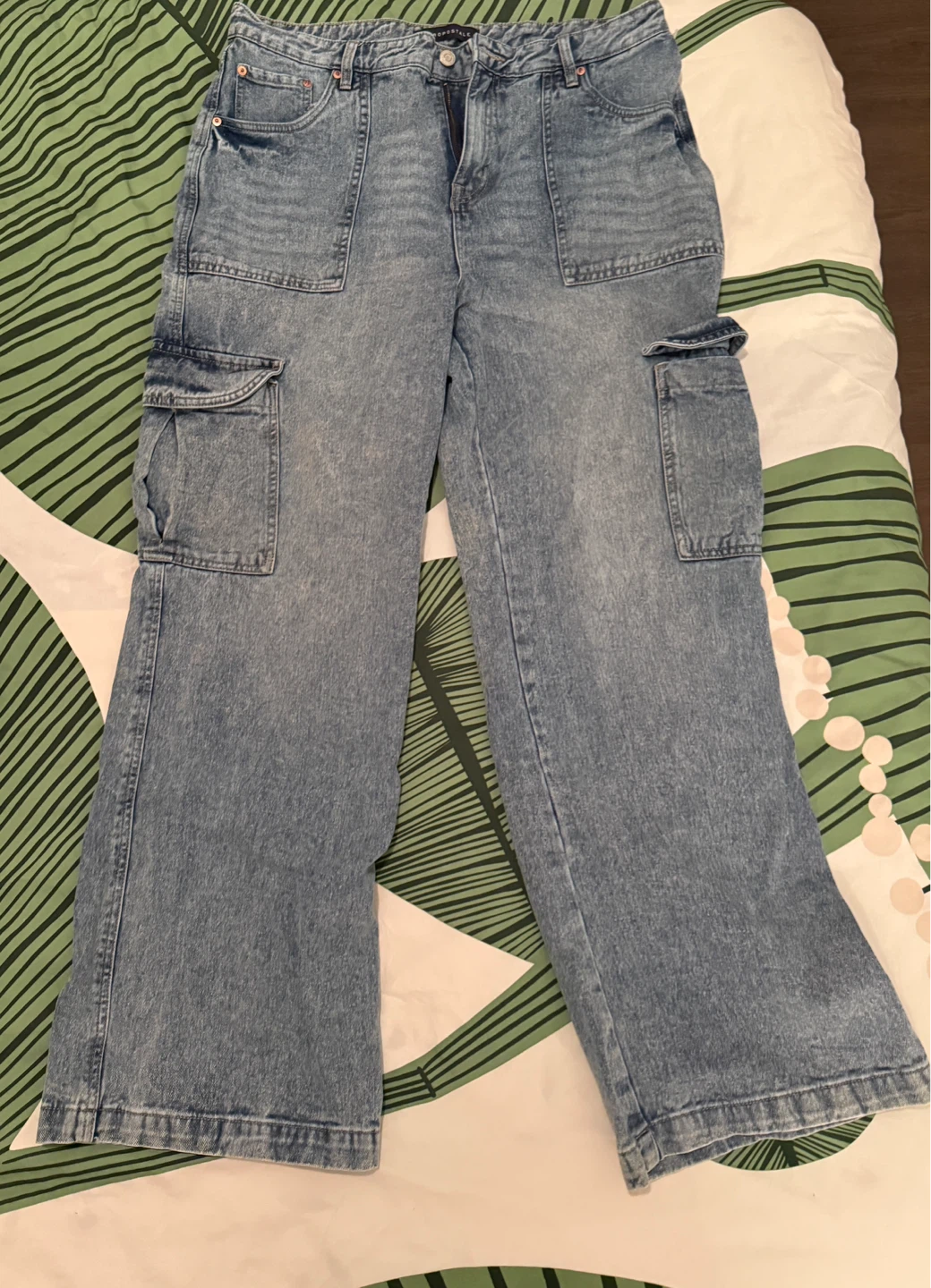 Aeropostale Wide Leg Cargo Jeans (Size 18)