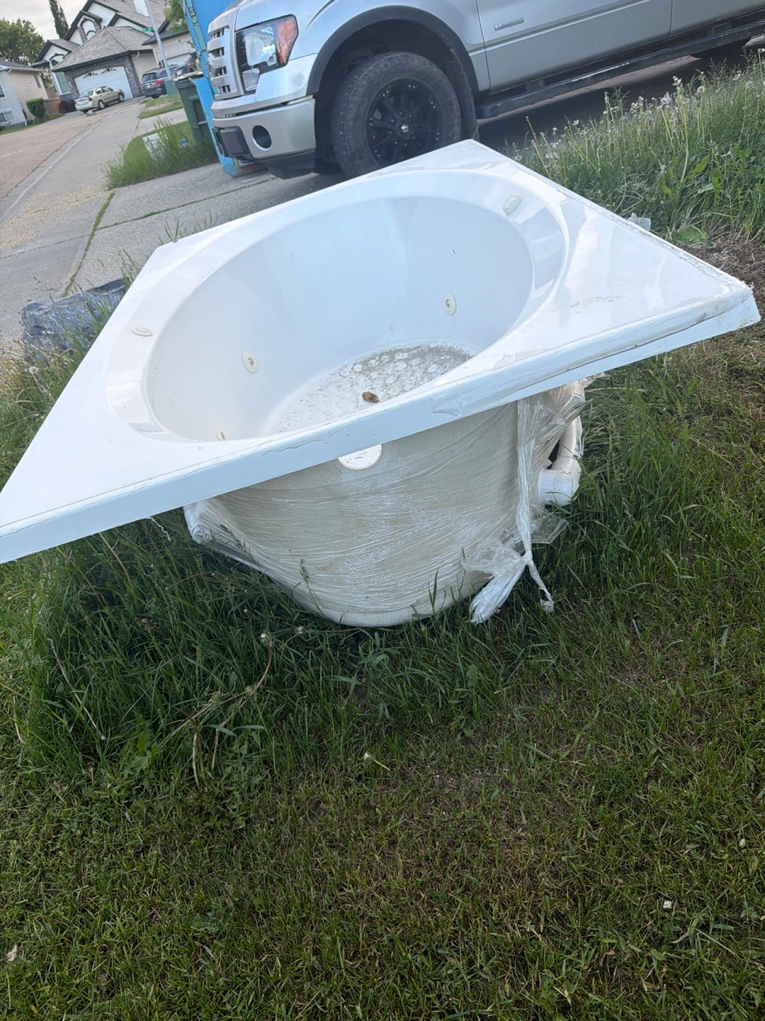 White Jetted Bathtub with Pump - photo 3