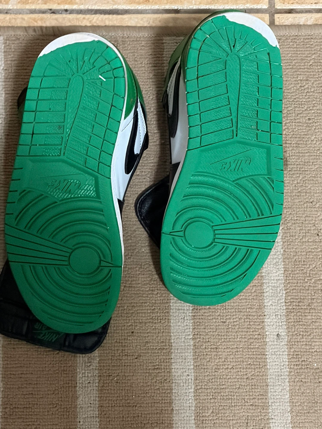 Nike Air Jordan 1 High OG 'Lucky Green' size us 8 - photo 3