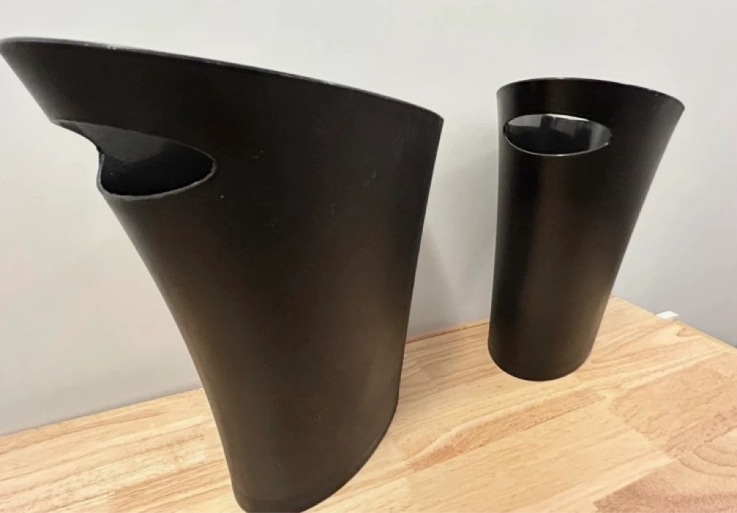 Set of 2 black plastic trash cans - photo 2