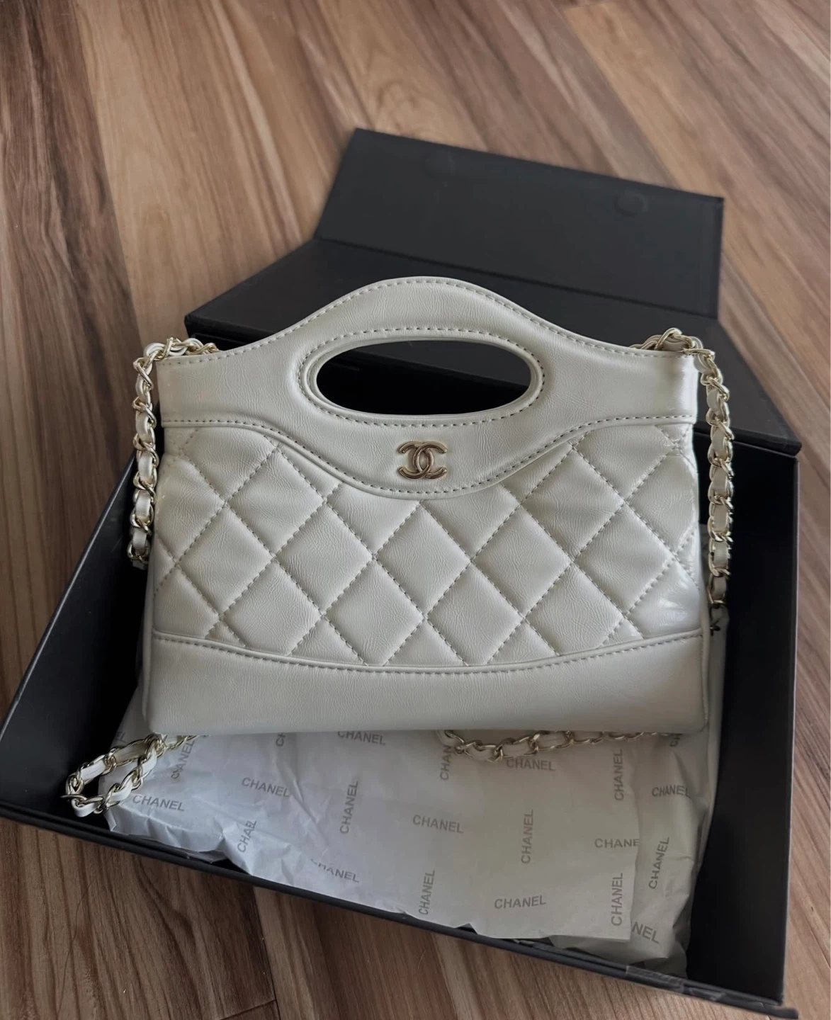 Chanel Shopping bag in white leather