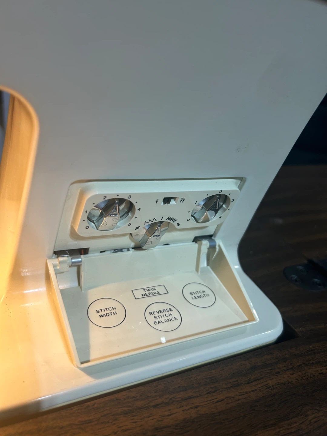 Singer Athena 2000 Electronic Sewing Machine - photo 5