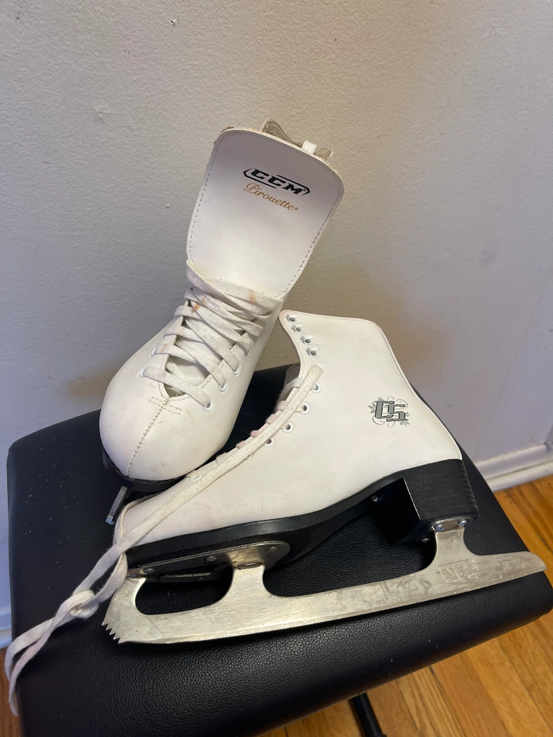 CCM "Pirouette" Figure Ice Skates - White - Size 8 - photo 2