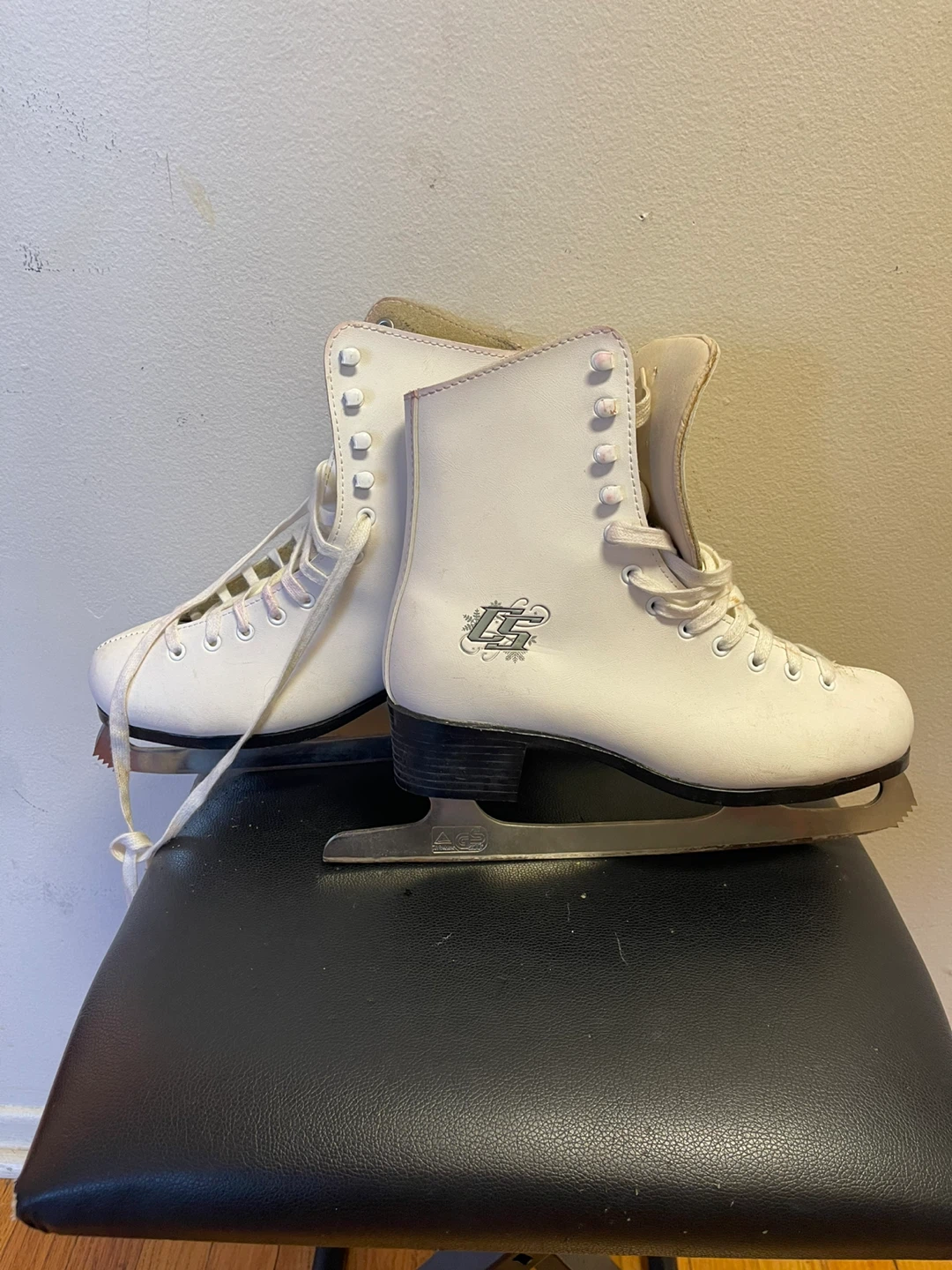 CCM "Pirouette" Figure Ice Skates - White - Size 8