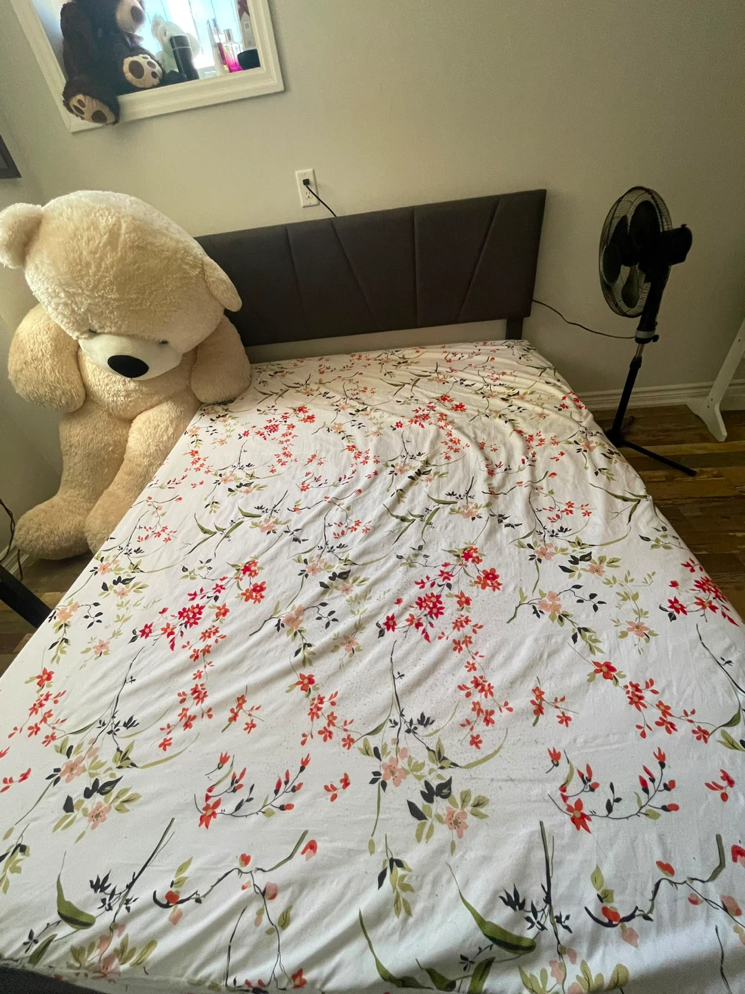 Queen-size bed with mattress - photo 2