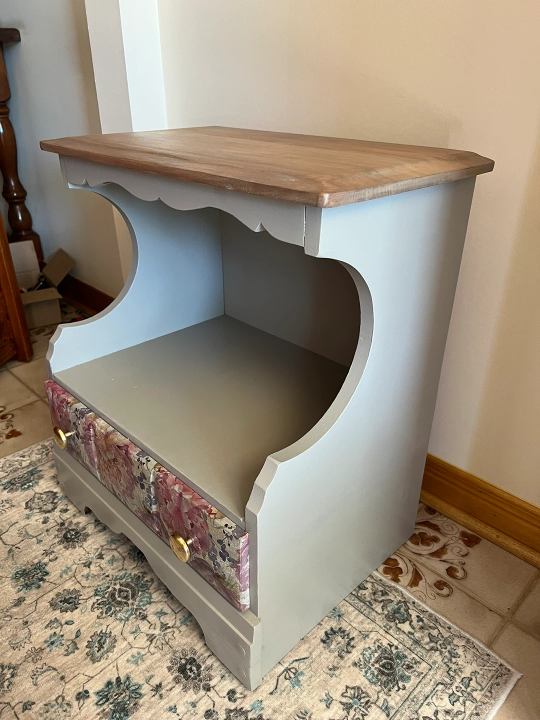 Vintage Style Grey Nightstand with Floral Drawers - photo 3