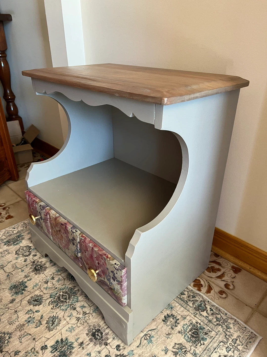 Vintage Style Grey Nightstand with Floral Drawers - photo 4