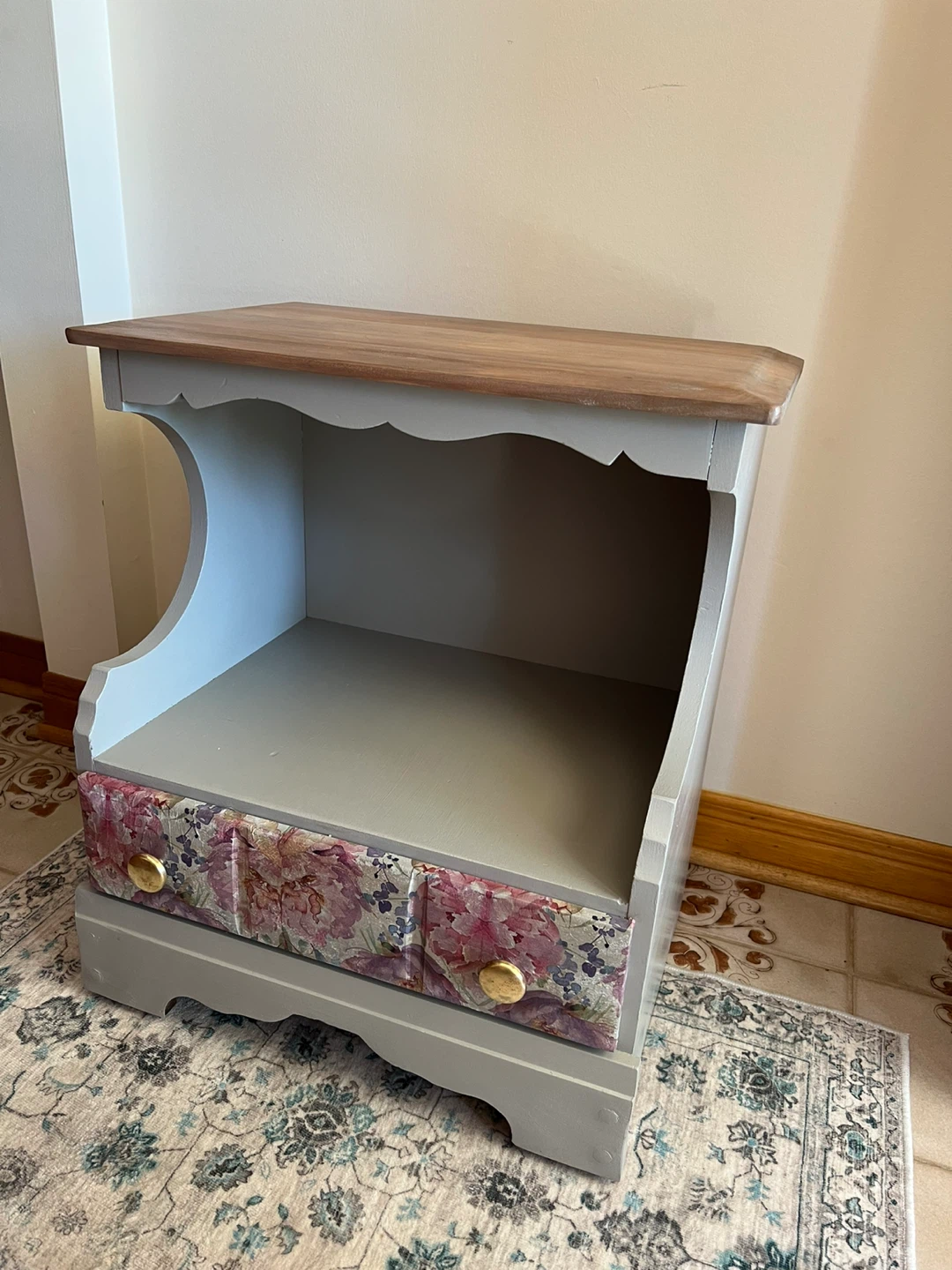 Vintage Style Grey Nightstand with Floral Drawers - photo 2
