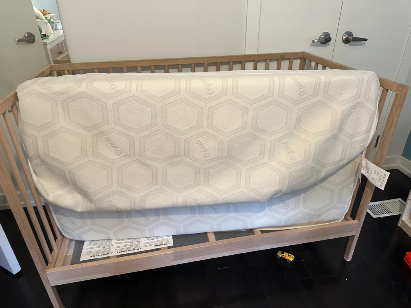 SNIGLAR Crib + Simmons Organic Mattress + Bedding Set — Like New - photo 3