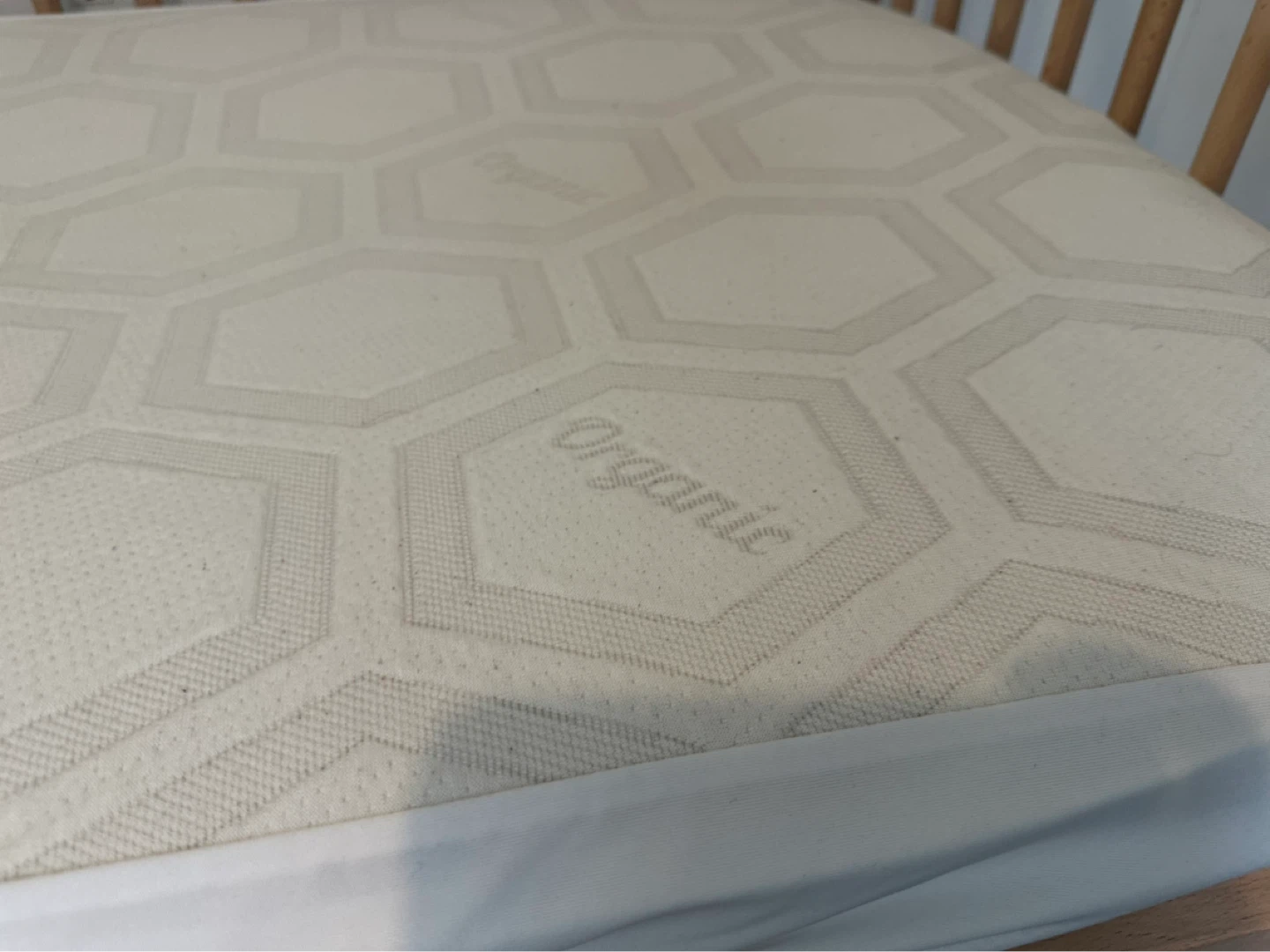 SNIGLAR Crib + Simmons Organic Mattress + Bedding Set — Like New - photo 5