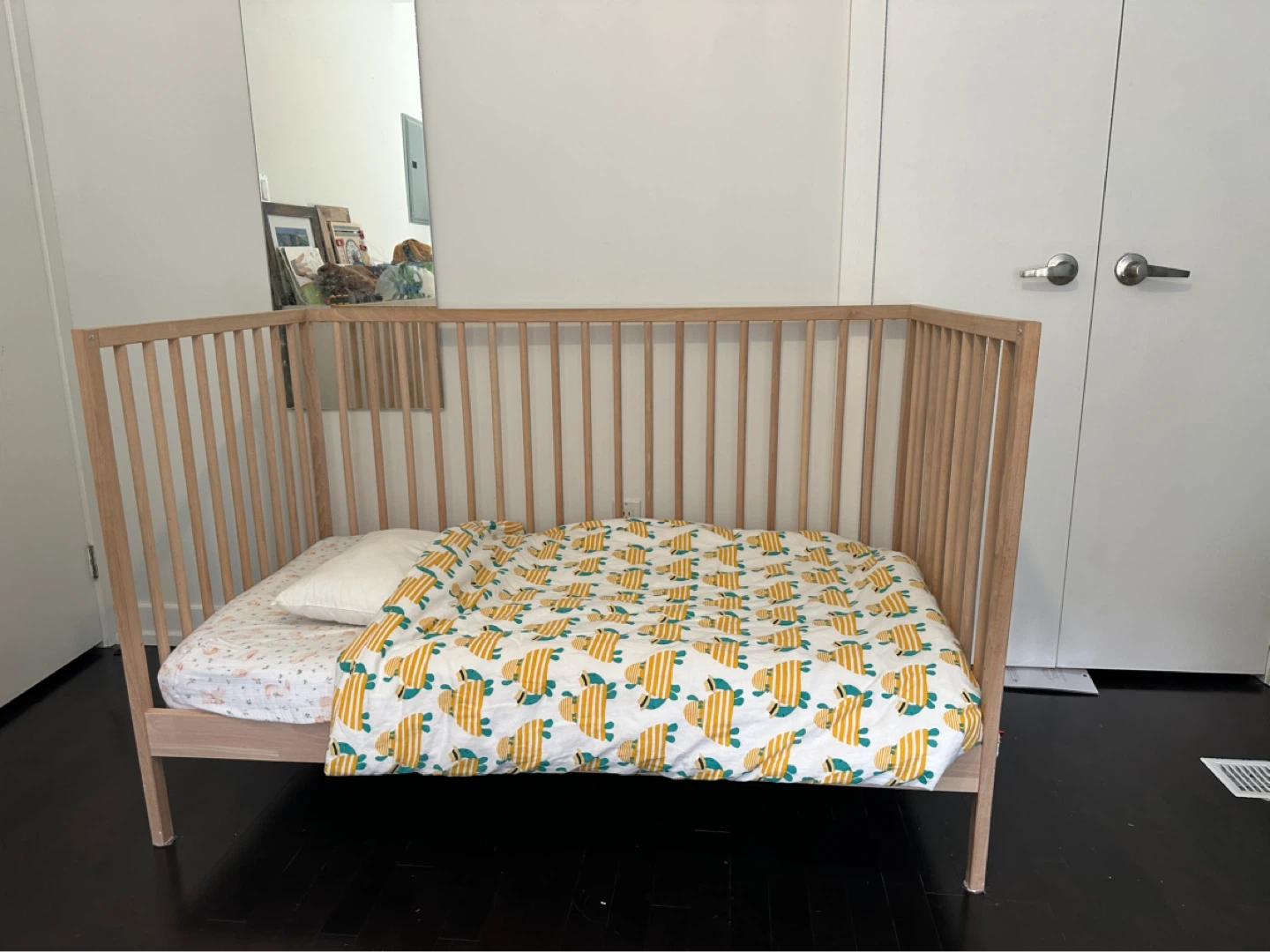 SNIGLAR Crib + Simmons Organic Mattress + Bedding Set — Like New