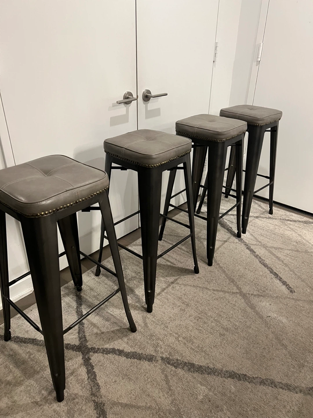 Set of 4 Modern Gray Bar Stools – Metal Legs