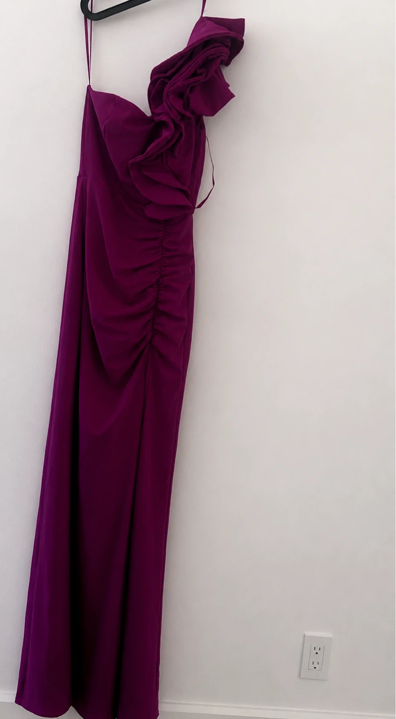 A dress Size : Medium it’s new
