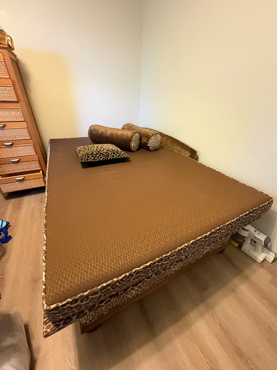 Cheetah Lounge Daybed with Pillows - photo 2