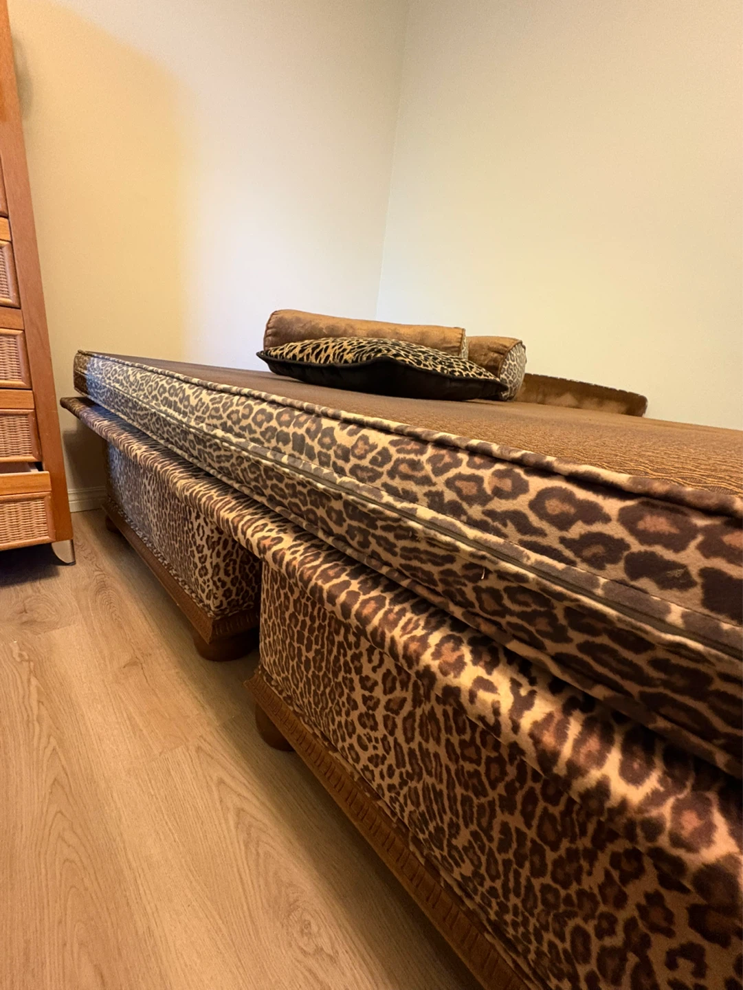 Cheetah Lounge Daybed with Pillows - photo 4