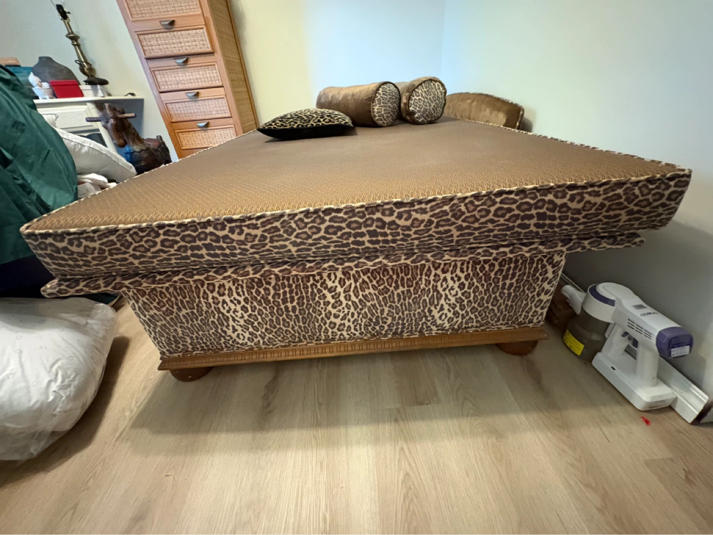 Cheetah Lounge Daybed with Pillows - photo 5