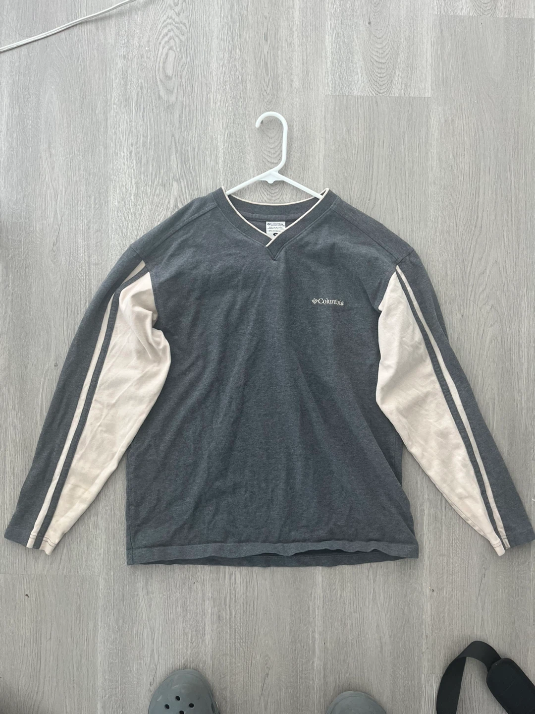 Columbia Long Sleeve V-Neck Shirt - Men's Medium