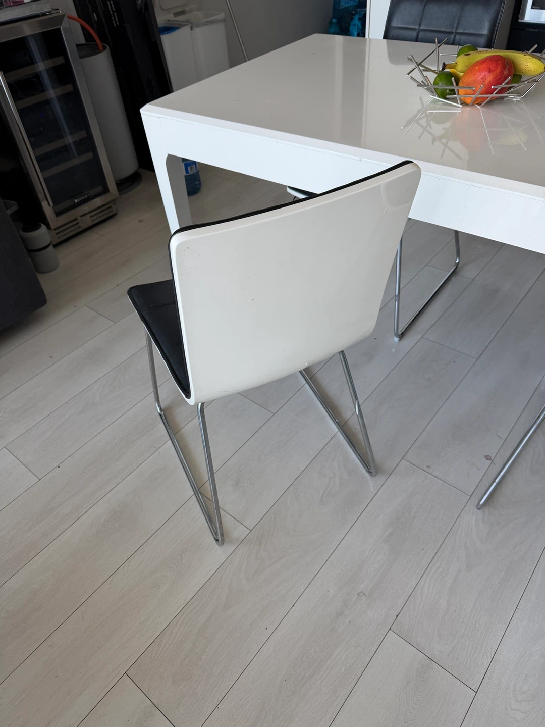 White Dining Table with 4 Chairs KARE - photo 4