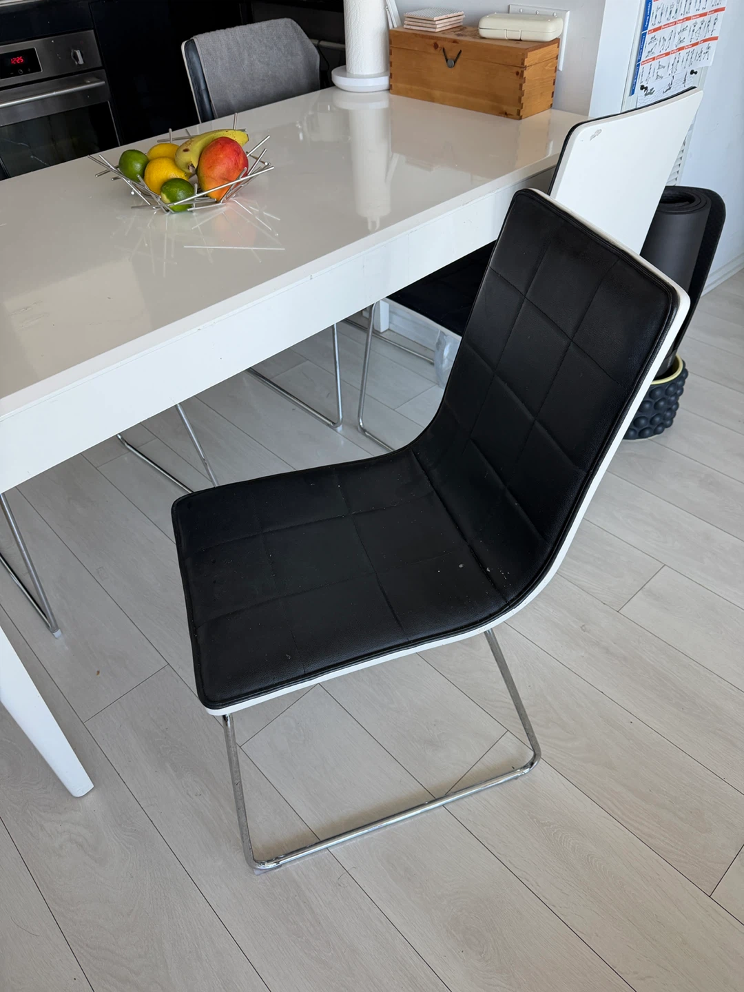 White Dining Table with 4 Chairs KARE - photo 3