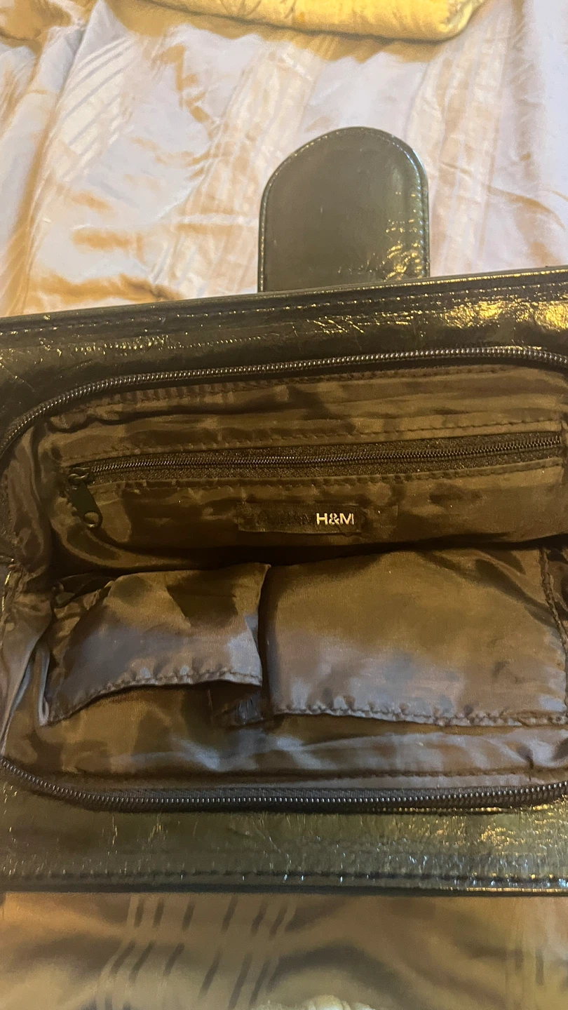 H&M Black patent clutch purse - photo 4