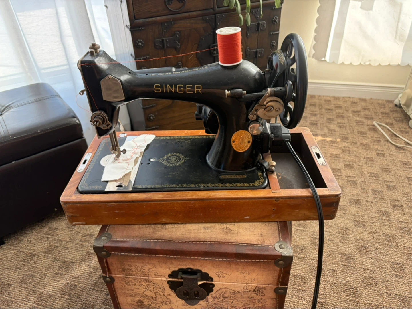 Vintage Singer Sewing Machine with Motor - photo 2