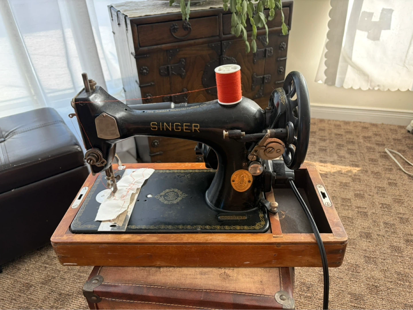 Vintage Singer Sewing Machine with Motor - photo 3
