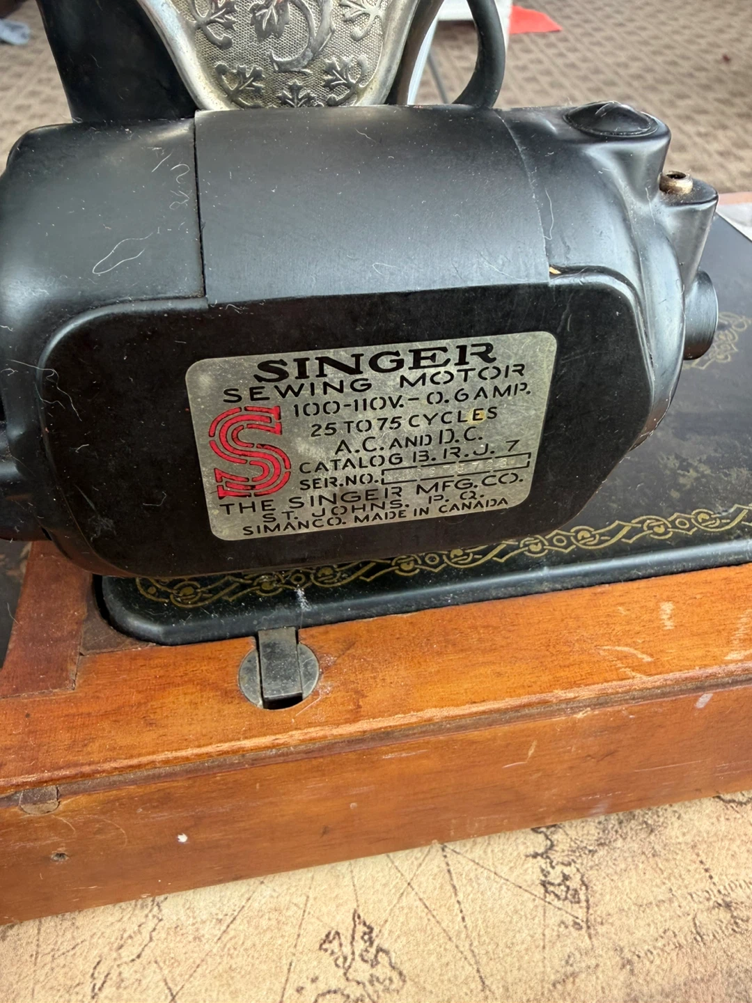 Vintage Singer Sewing Machine with Motor - photo 5