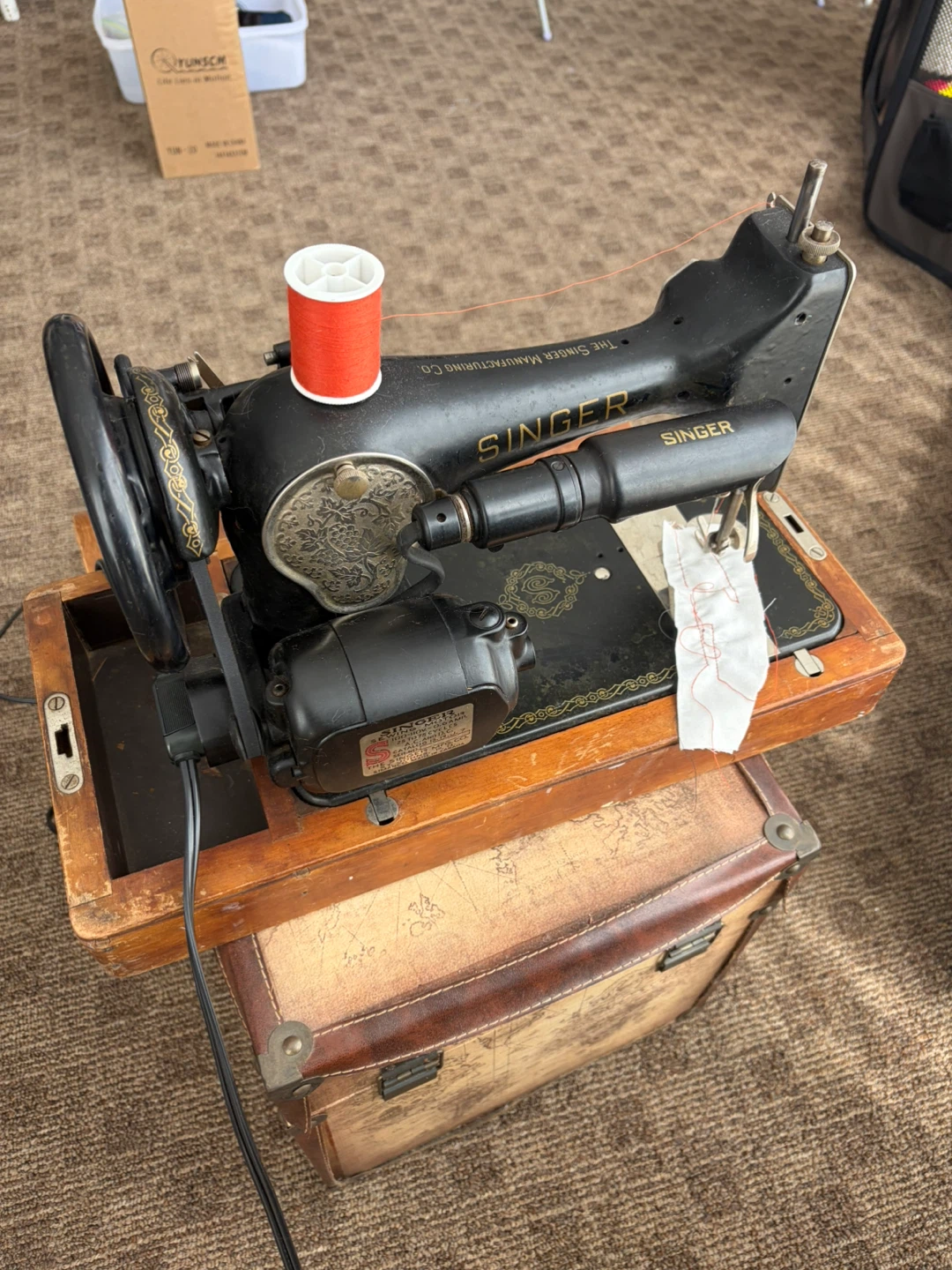 Vintage Singer Sewing Machine with Motor - photo 4