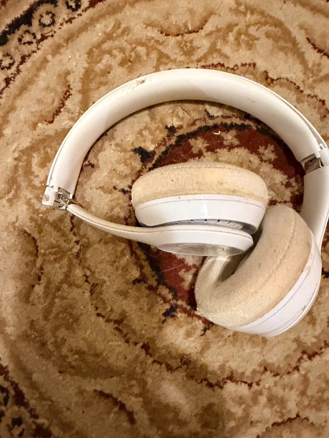 Dr. Dre‘s White Over-Ear Headphones - works but need screws